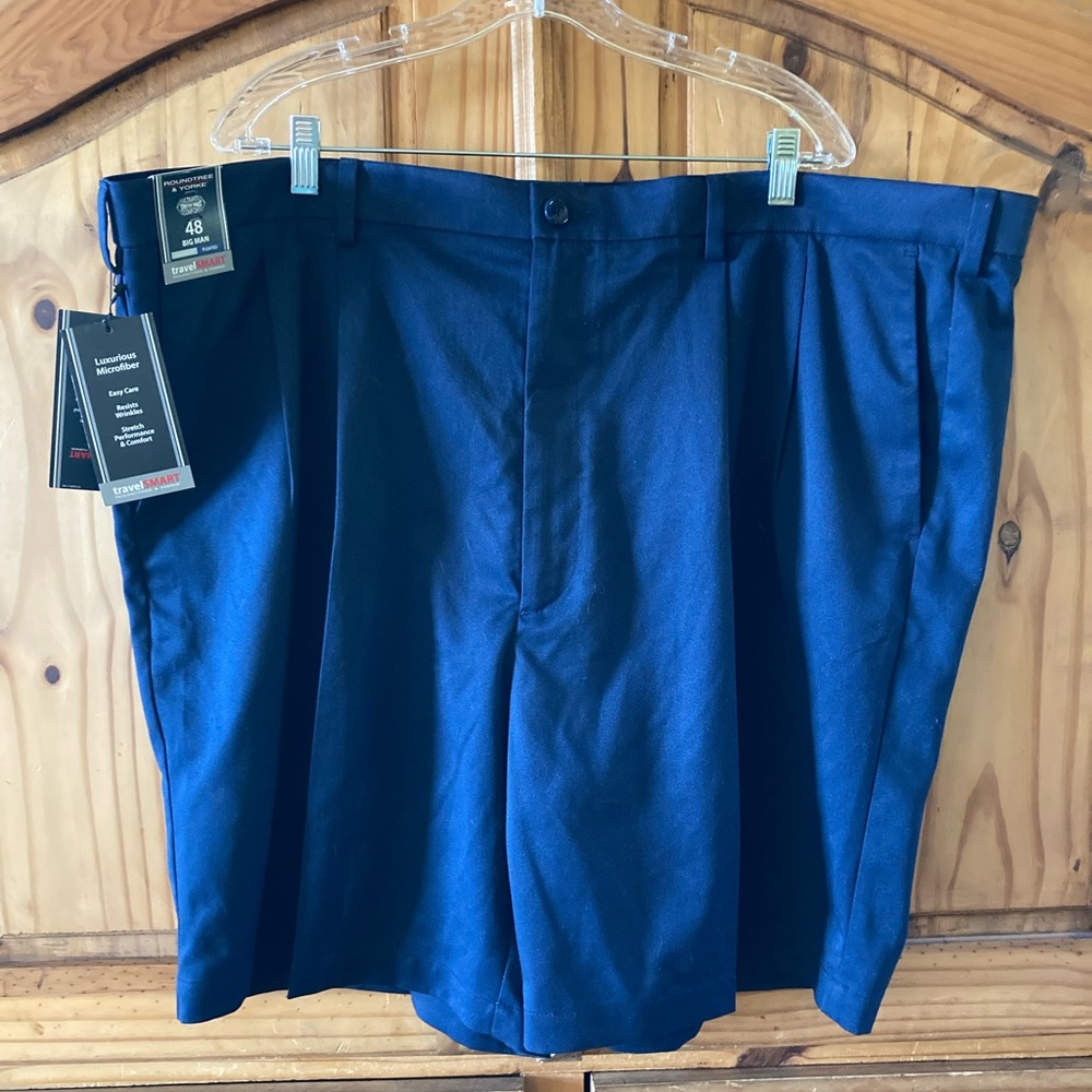 Men’s Roundtree & Yorke Travel Smart navy blue pleated shorts size 48 - NWT
